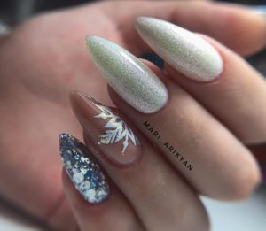 Красивая снежинка на ногтях