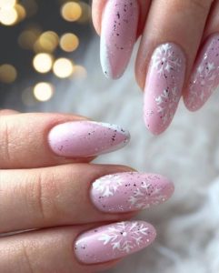 Снежинки на розовом зимние ногти