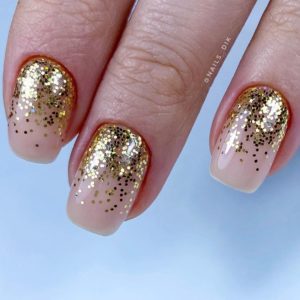 Растяжка золотыми блёстками зимняя ногти