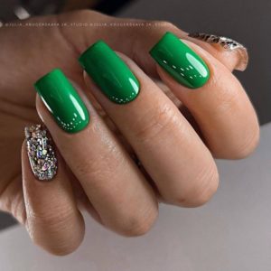 Зеленые ногти с серебром