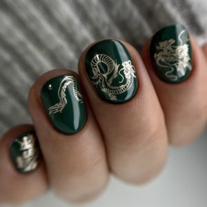 Золотой дракон на ногтях маникюр 