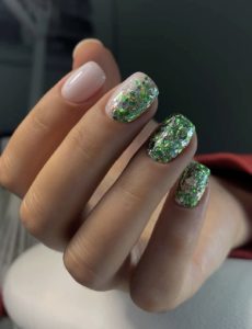 Зеленые блестки на ногтях маникюр 