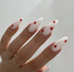 Красные сердечки на белых ногтях маникюр 