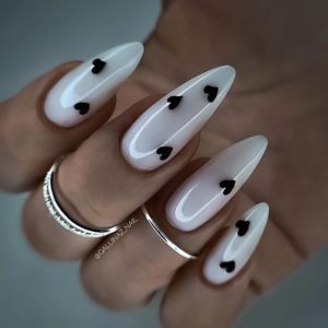 Чёрные сердечки на белых ногтях маникюр 