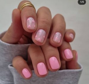 Розовый маникюр на короткие ногти День Святого Валентина 
