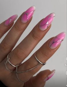 Розовый маникюр на длинные ногти с серебром 
